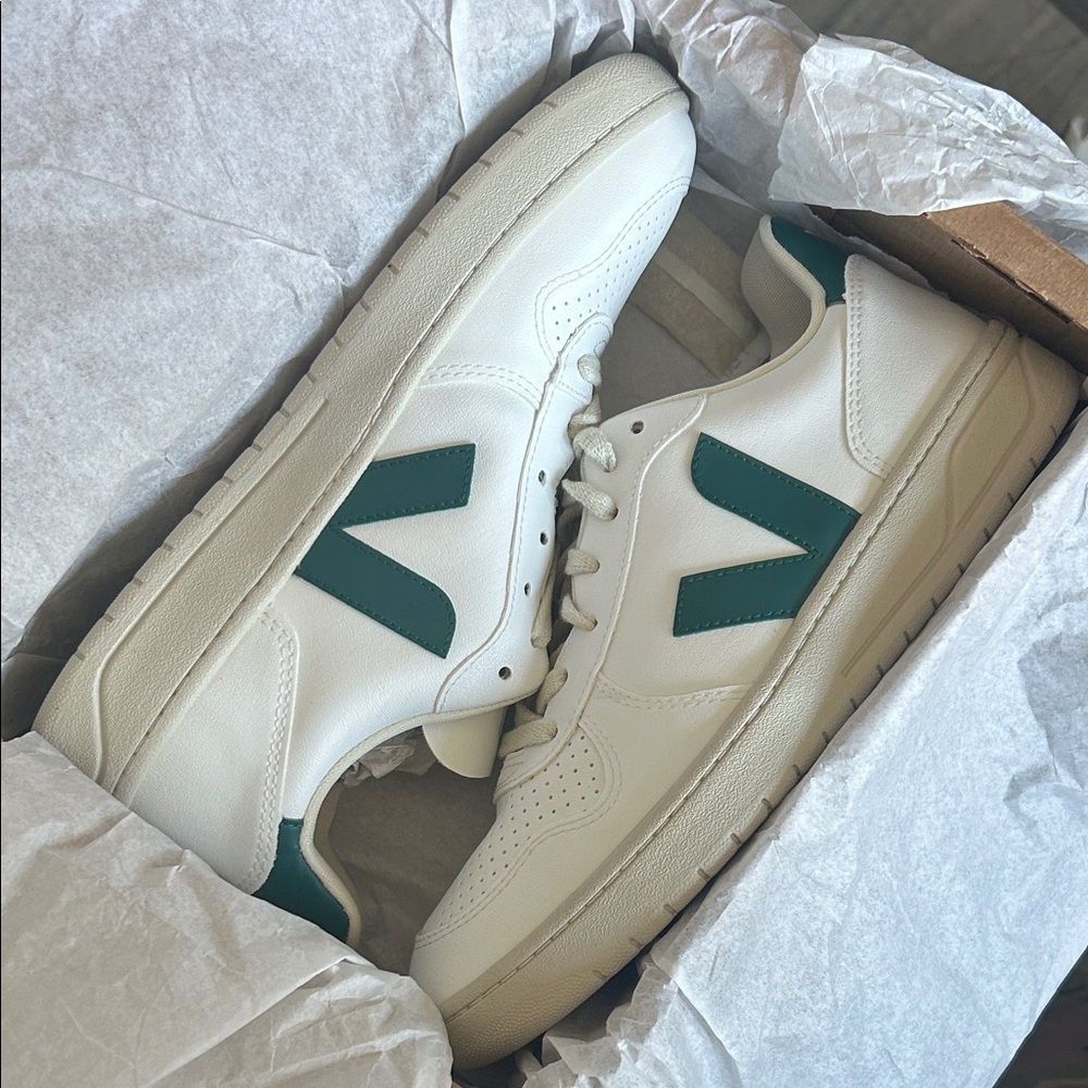 Veja V-10 CWL White Brittany